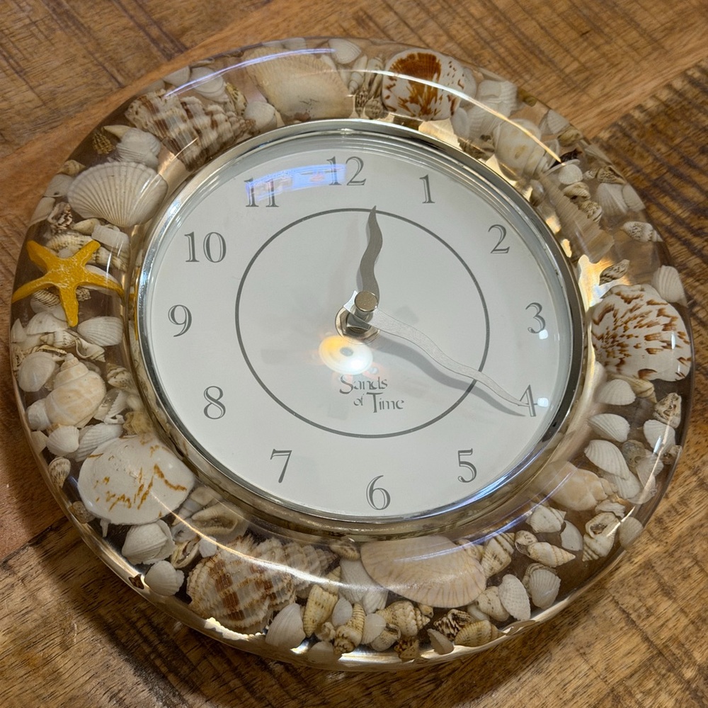 Vintage Sands of Time Lucite Seashell Starfish Beach Decor Wall Clock Battery 8”